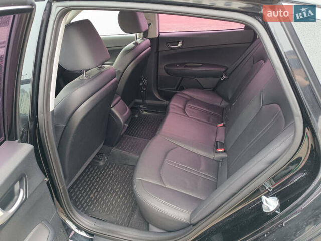 Черный Киа K5, объемом двигателя 2 л и пробегом 209 тыс. км за 11300 $, фото 7 на Automoto.ua