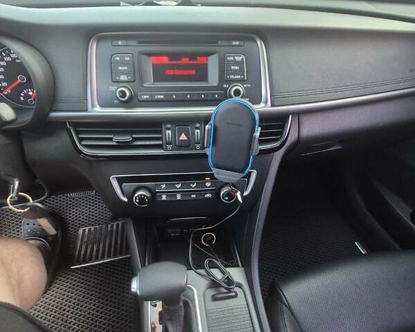 Черный Киа K5, объемом двигателя 2 л и пробегом 226 тыс. км за 12000 $, фото 10 на Automoto.ua