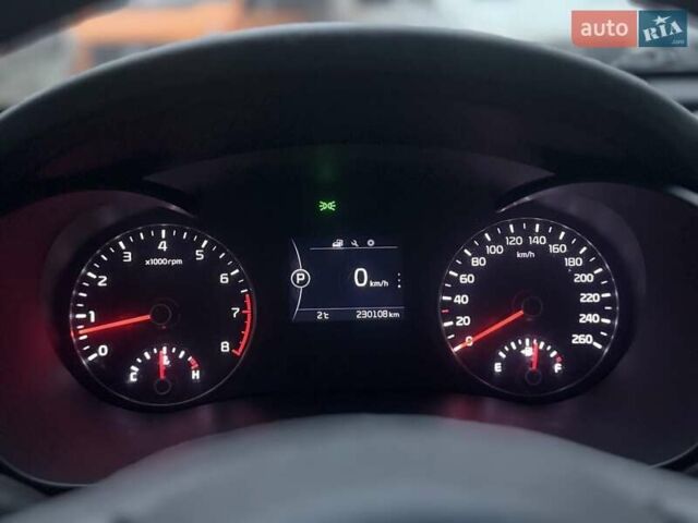 Черный Киа K5, объемом двигателя 2 л и пробегом 330 тыс. км за 10800 $, фото 6 на Automoto.ua