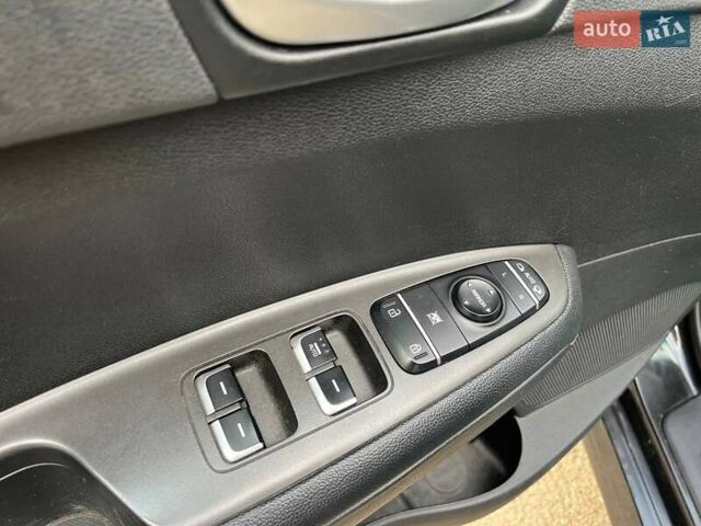 Черный Киа K5, объемом двигателя 2 л и пробегом 349 тыс. км за 9990 $, фото 15 на Automoto.ua