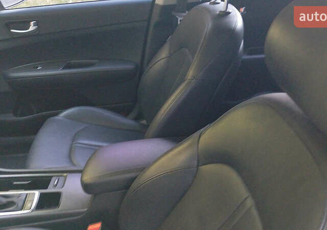 Чорний Кіа K5, об'ємом двигуна 2 л та пробігом 258 тис. км за 13500 $, фото 10 на Automoto.ua