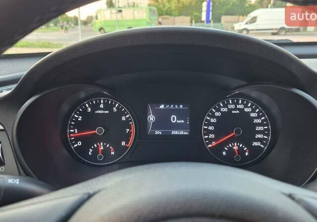 Чорний Кіа K5, об'ємом двигуна 2 л та пробігом 259 тис. км за 13000 $, фото 15 на Automoto.ua