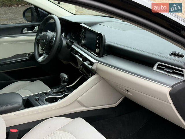 Чорний Кіа K5, об'ємом двигуна 1.6 л та пробігом 86 тис. км за 19900 $, фото 8 на Automoto.ua
