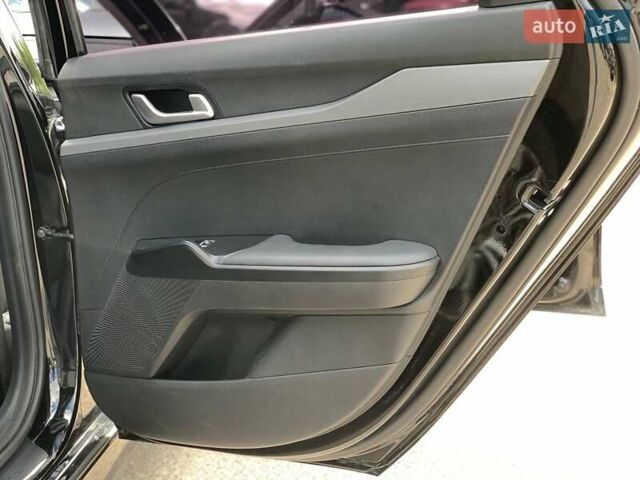Чорний Кіа K5, об'ємом двигуна 2 л та пробігом 155 тис. км за 21250 $, фото 20 на Automoto.ua