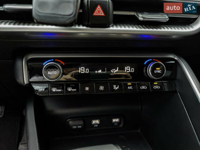 Черный Киа K5, объемом двигателя 1.6 л и пробегом 90 тыс. км за 21000 $, фото 19 на Automoto.ua