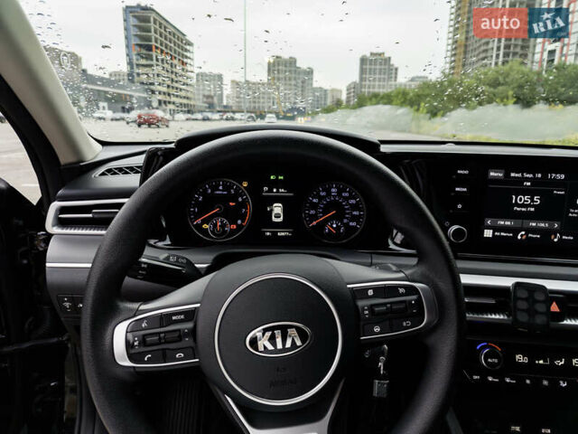 Черный Киа K5, объемом двигателя 1.6 л и пробегом 63 тыс. км за 21000 $, фото 12 на Automoto.ua