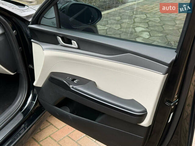 Чорний Кіа K5, об'ємом двигуна 1.6 л та пробігом 86 тис. км за 19900 $, фото 10 на Automoto.ua