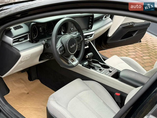 Чорний Кіа K5, об'ємом двигуна 1.6 л та пробігом 86 тис. км за 19900 $, фото 7 на Automoto.ua