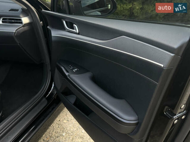 Черный Киа K5, объемом двигателя 2 л и пробегом 137 тыс. км за 22900 $, фото 23 на Automoto.ua