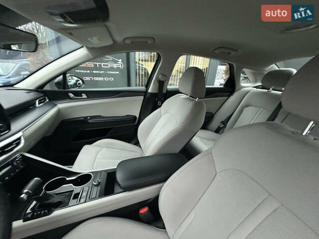 Черный Киа K5, объемом двигателя 1.6 л и пробегом 109 тыс. км за 20500 $, фото 19 на Automoto.ua