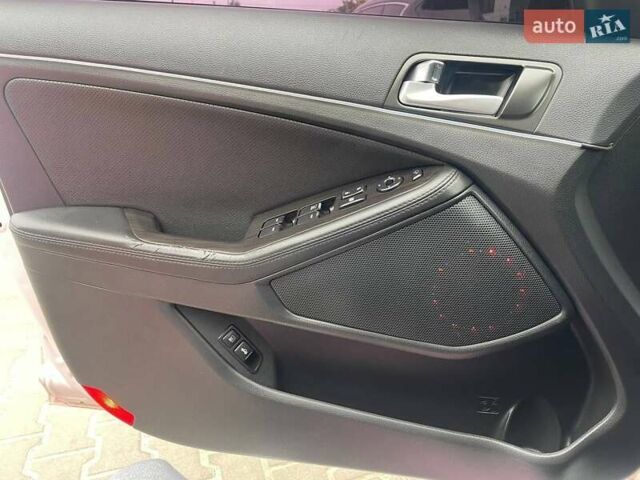 Красный Киа K5, объемом двигателя 2 л и пробегом 160 тыс. км за 11999 $, фото 25 на Automoto.ua