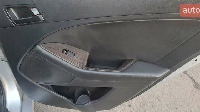 Кіа K5, об'ємом двигуна 2 л та пробігом 260 тис. км за 7500 $, фото 18 на Automoto.ua