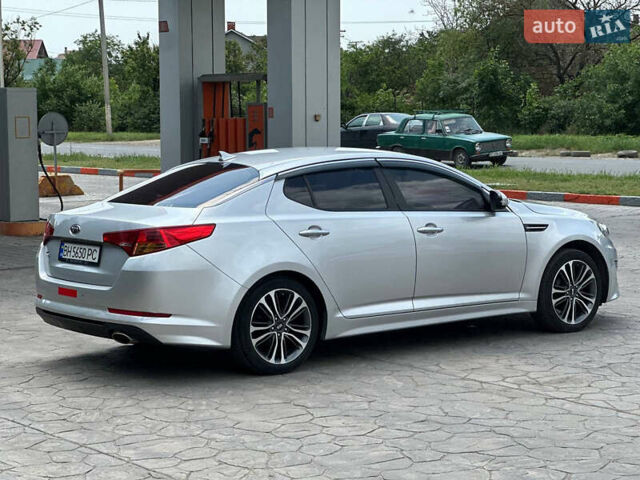 Серый Киа K5, объемом двигателя 2 л и пробегом 220 тыс. км за 8000 $, фото 3 на Automoto.ua