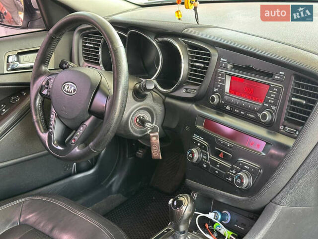 Серый Киа K5, объемом двигателя 2 л и пробегом 220 тыс. км за 8000 $, фото 9 на Automoto.ua