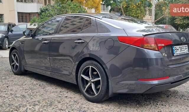 Серый Киа K5, объемом двигателя 2 л и пробегом 160 тыс. км за 9500 $, фото 9 на Automoto.ua