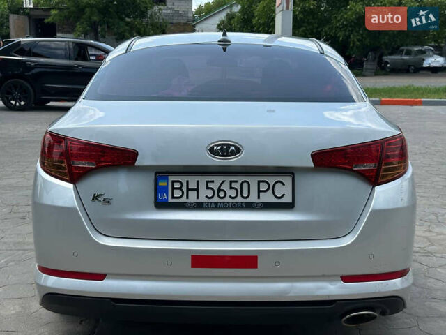 Серый Киа K5, объемом двигателя 2 л и пробегом 220 тыс. км за 8000 $, фото 4 на Automoto.ua