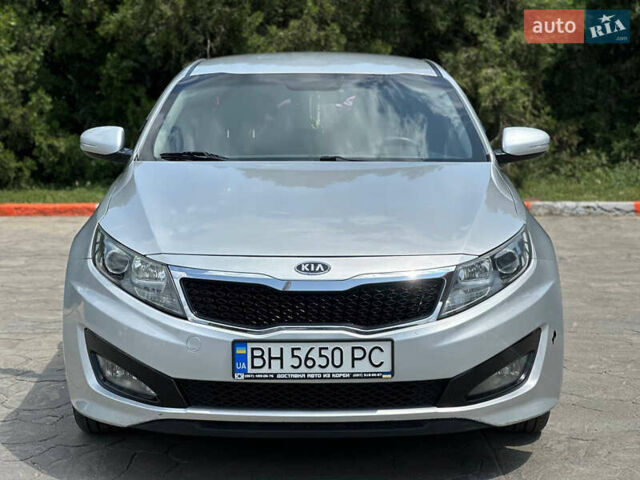 Серый Киа K5, объемом двигателя 2 л и пробегом 220 тыс. км за 8000 $, фото 1 на Automoto.ua
