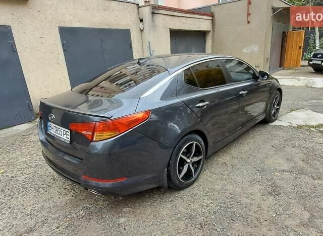 Серый Киа K5, объемом двигателя 2 л и пробегом 160 тыс. км за 9500 $, фото 3 на Automoto.ua