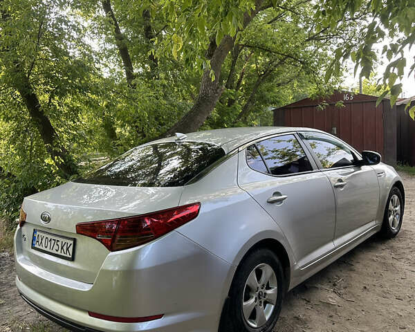 Серый Киа K5, объемом двигателя 2 л и пробегом 300 тыс. км за 7300 $, фото 1 на Automoto.ua