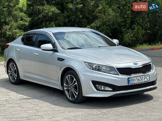 Серый Киа K5, объемом двигателя 2 л и пробегом 220 тыс. км за 8000 $, фото 2 на Automoto.ua
