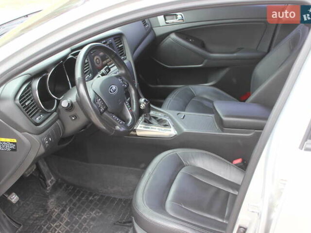 Серый Киа K5, объемом двигателя 2 л и пробегом 220 тыс. км за 9999 $, фото 23 на Automoto.ua