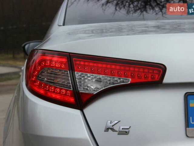 Серый Киа K5, объемом двигателя 2 л и пробегом 220 тыс. км за 9999 $, фото 16 на Automoto.ua