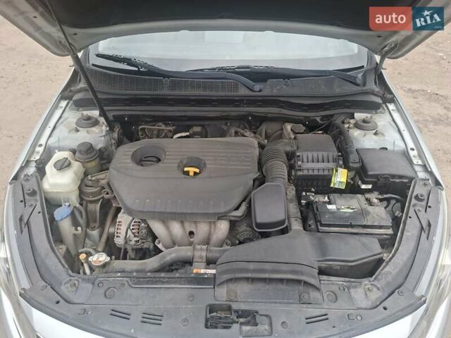 Серый Киа K5, объемом двигателя 2 л и пробегом 350 тыс. км за 7750 $, фото 17 на Automoto.ua