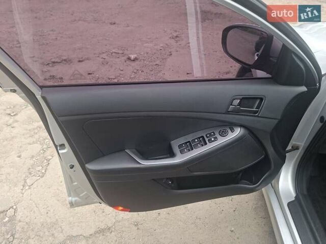 Серый Киа K5, объемом двигателя 2 л и пробегом 350 тыс. км за 7750 $, фото 12 на Automoto.ua