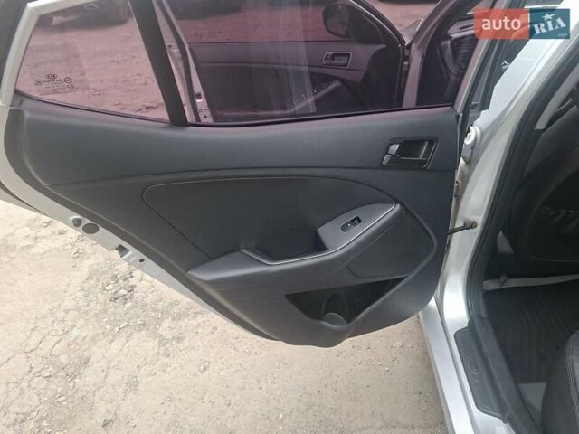 Серый Киа K5, объемом двигателя 2 л и пробегом 350 тыс. км за 7750 $, фото 13 на Automoto.ua