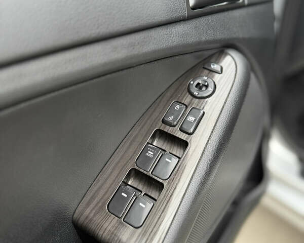 Сірий Кіа K5, об'ємом двигуна 2 л та пробігом 230 тис. км за 7999 $, фото 13 на Automoto.ua