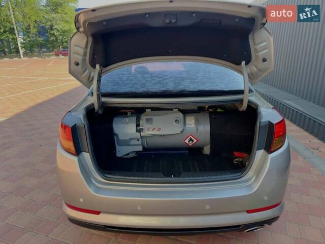 Сірий Кіа K5, об'ємом двигуна 2 л та пробігом 215 тис. км за 10200 $, фото 2 на Automoto.ua