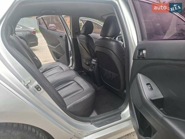 Серый Киа K5, объемом двигателя 2 л и пробегом 350 тыс. км за 7750 $, фото 7 на Automoto.ua