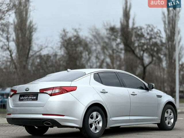 Сірий Кіа K5, об'ємом двигуна 2 л та пробігом 230 тис. км за 7999 $, фото 3 на Automoto.ua