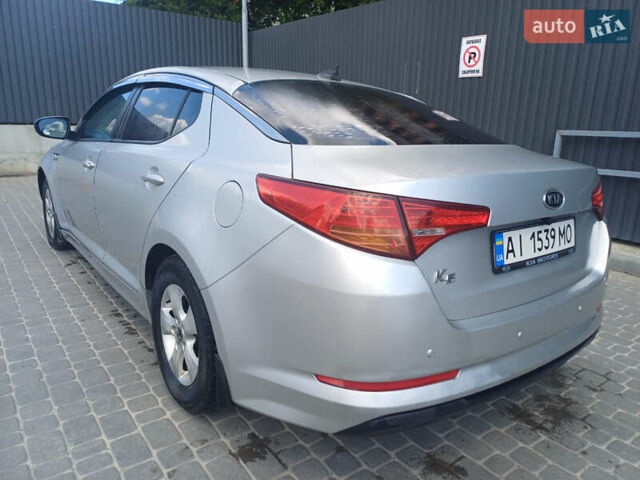 Сірий Кіа K5, об'ємом двигуна 2 л та пробігом 129 тис. км за 4999 $, фото 2 на Automoto.ua