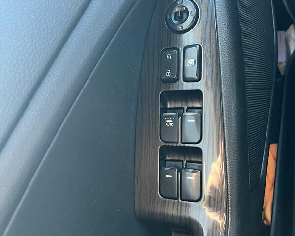 Сірий Кіа K5, об'ємом двигуна 2 л та пробігом 248 тис. км за 9500 $, фото 19 на Automoto.ua