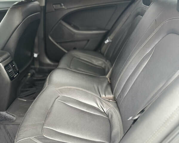 Сірий Кіа K5, об'ємом двигуна 2 л та пробігом 230 тис. км за 7999 $, фото 7 на Automoto.ua