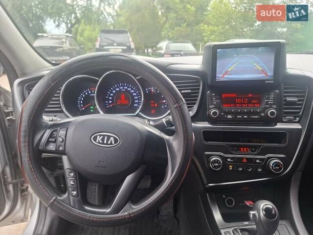 Серый Киа K5, объемом двигателя 2 л и пробегом 350 тыс. км за 7750 $, фото 6 на Automoto.ua
