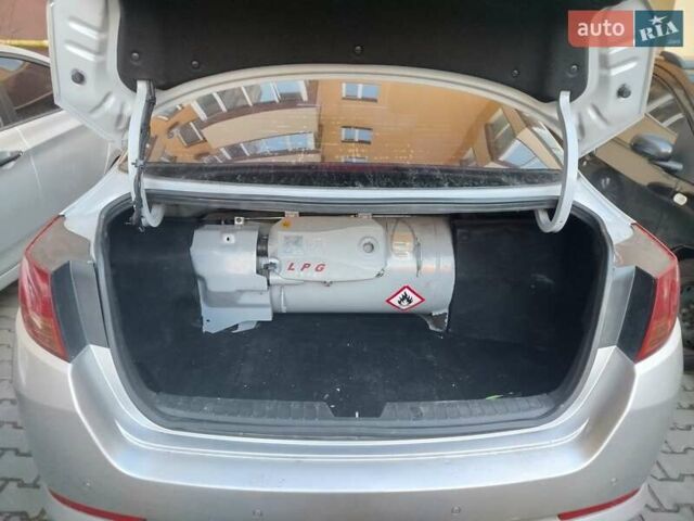 Сірий Кіа K5, об'ємом двигуна 2 л та пробігом 420 тис. км за 9500 $, фото 6 на Automoto.ua