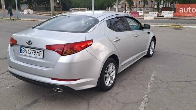 Серый Киа K5, объемом двигателя 2 л и пробегом 316 тыс. км за 7700 $, фото 5 на Automoto.ua