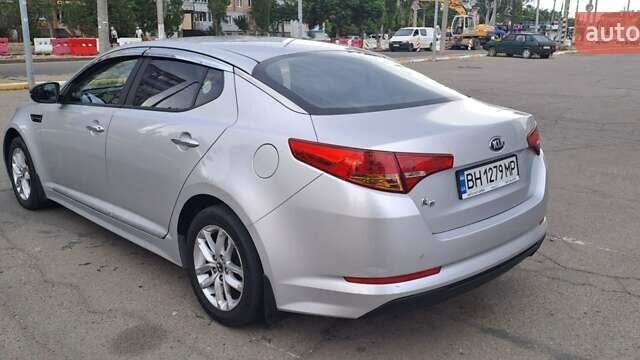Серый Киа K5, объемом двигателя 2 л и пробегом 316 тыс. км за 7700 $, фото 4 на Automoto.ua