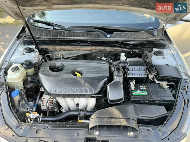 Серый Киа K5, объемом двигателя 2 л и пробегом 415 тыс. км за 6950 $, фото 16 на Automoto.ua