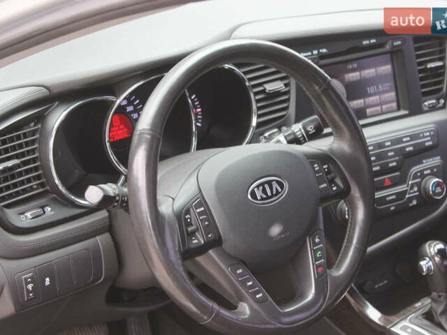 Серый Киа K5, объемом двигателя 2 л и пробегом 220 тыс. км за 9999 $, фото 20 на Automoto.ua