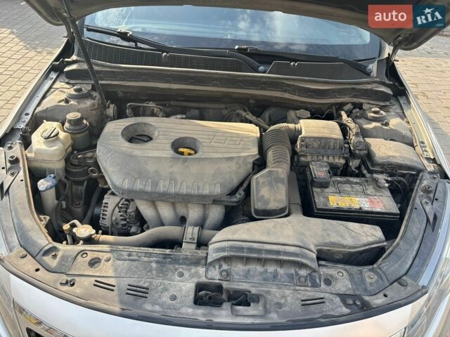 Серый Киа K5, объемом двигателя 2 л и пробегом 340 тыс. км за 8500 $, фото 20 на Automoto.ua