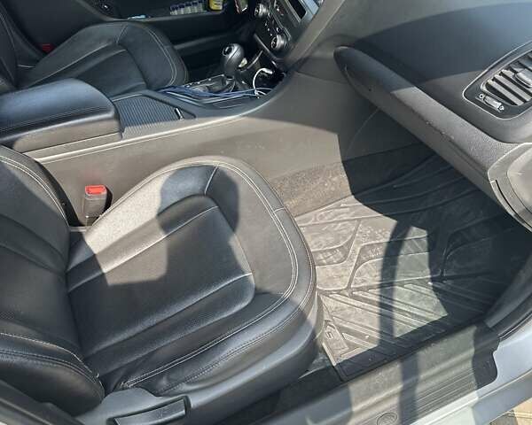 Серый Киа K5, объемом двигателя 2 л и пробегом 190 тыс. км за 9500 $, фото 16 на Automoto.ua