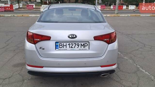 Серый Киа K5, объемом двигателя 2 л и пробегом 316 тыс. км за 7700 $, фото 6 на Automoto.ua