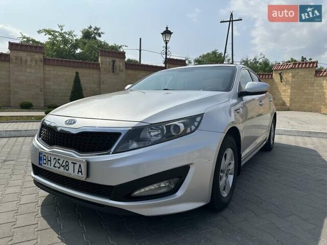 Серый Киа K5, объемом двигателя 2 л и пробегом 190 тыс. км за 9500 $, фото 10 на Automoto.ua