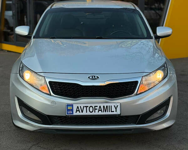 Серый Киа K5, объемом двигателя 2 л и пробегом 400 тыс. км за 8499 $, фото 2 на Automoto.ua