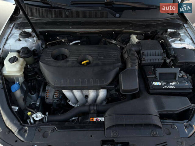 Серый Киа K5, объемом двигателя 2 л и пробегом 400 тыс. км за 8499 $, фото 19 на Automoto.ua