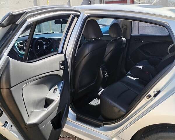 Сірий Кіа K5, об'ємом двигуна 2 л та пробігом 127 тис. км за 9300 $, фото 11 на Automoto.ua