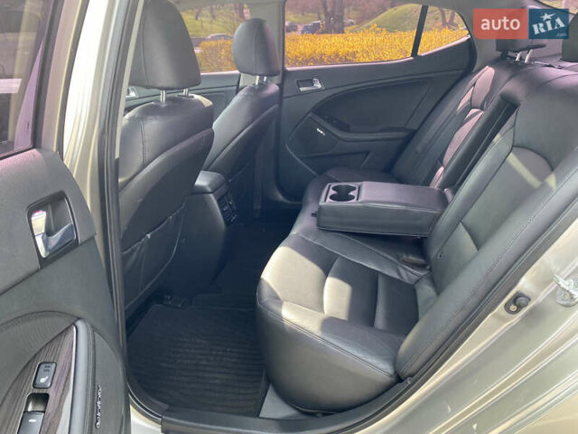 Сірий Кіа K5, об'ємом двигуна 2 л та пробігом 258 тис. км за 12200 $, фото 15 на Automoto.ua